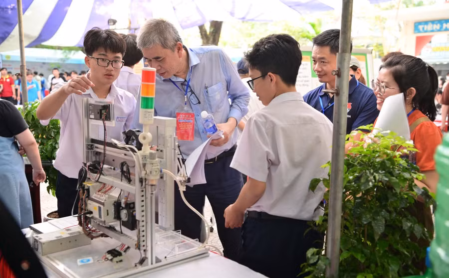 Sản phẩm sáng tạo công nghệ của học sinh Trường THPT Trần Phú (Đà Nẵng) tham gia Ngày hội công nghệ học sinh - sinh viên 2025 do Trường Đại học Bách khoa (Đại học Đà Nẵng) tổ chức. Ảnh: PV