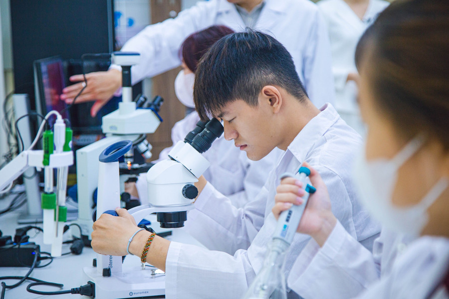 Hoạt động nghiên cứu khoa học ở Trường Đại học Việt Nhật (Đại học Quốc gia Hà Nội). Ảnh: NTCC ngan-sach-cho-giao-duc-dai-hoc.jpg