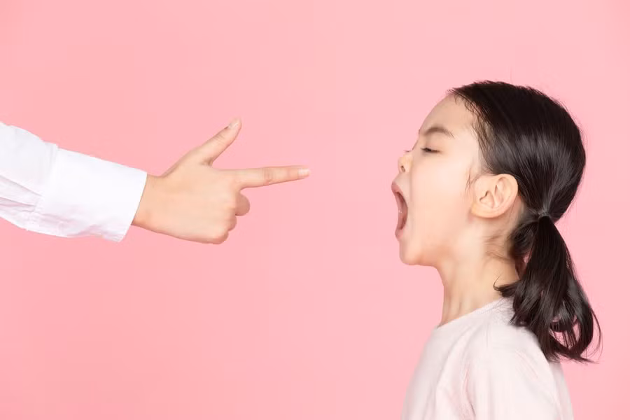 Cần uốn nắn hành vi nói tục ở trẻ. Ảnh minh họa: ITN