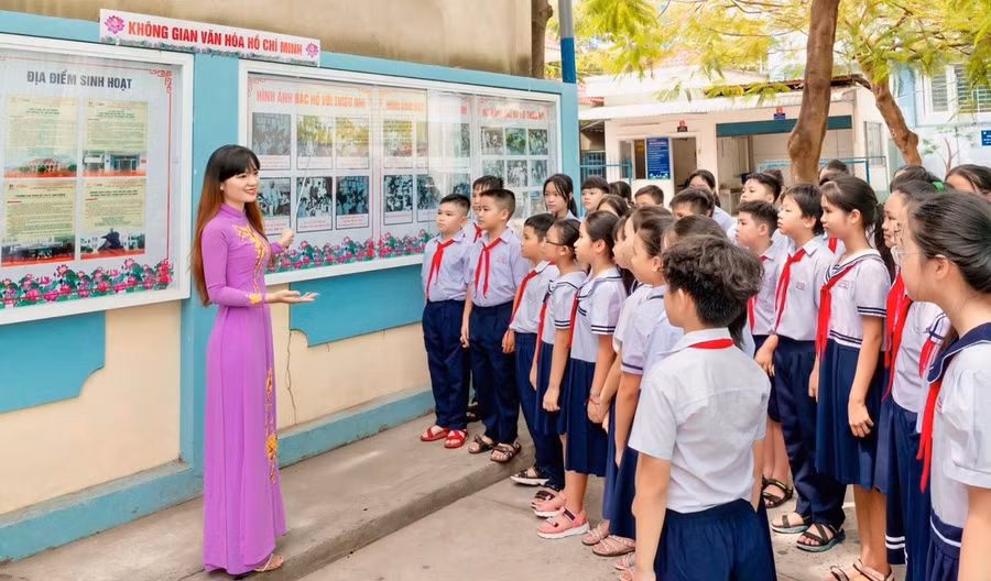 Cô, trò Trường Tiểu học aTrần Quang Cơ (Quận 12, TP Hồ Chí Minh). Ảnh: NVCC