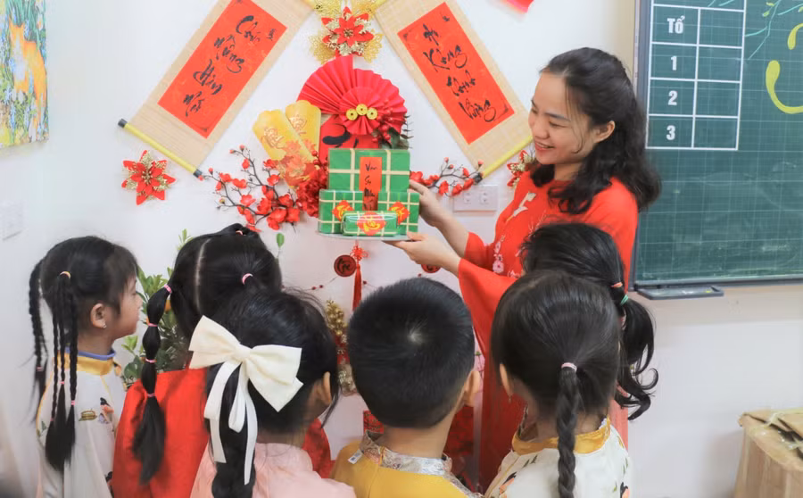 Giáo viên Trường Tiểu học Hưng Bình giới thiệu cho học sinh tìm hiểu Tết cổ truyền. Ảnh: Hồ Lài