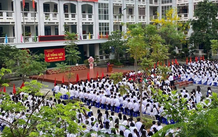 Ha Giang High School for the Gifted summarizes the 2023-2024 school year. Photo: Duc Hanh truong-chuyen-thieu-hoc-sinh-2.jpg