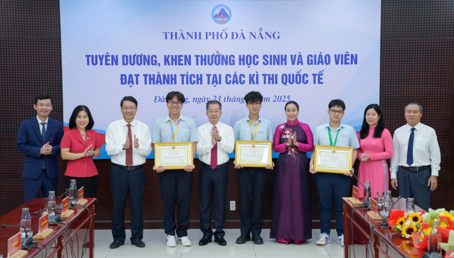 Da Nang City rewards students and teachers who won prizes at international competitions in the 2024-2025 school year. Photo: PV truong-chuyen-thieu-hoc-sinh-1.jpg