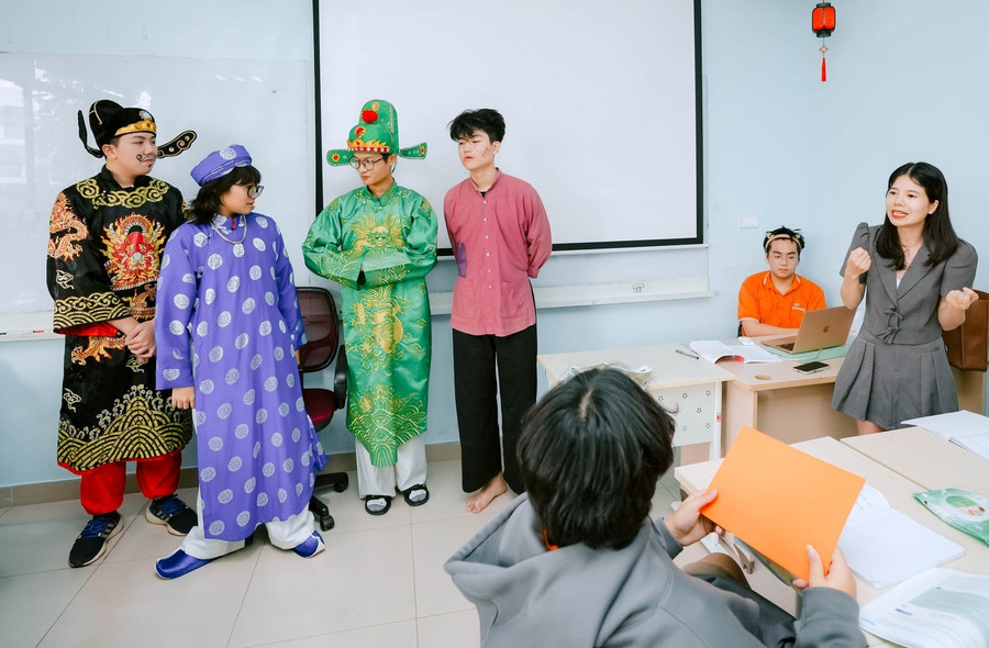 Học sinh hóa thân vào nhân vật lịch sử trong tiết học Ngữ văn. Ảnh: FPT van-hoc-lich-su-trong-giao-duc-hoc-sinh-2.jpg
