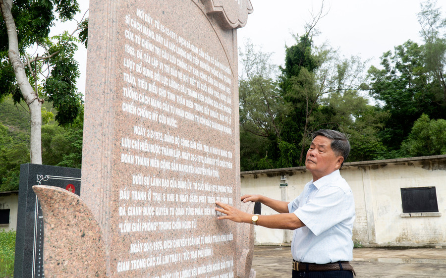 Trung tướng Châu Văn Mẫn, Anh hùng Lực lượng vũ trang nhân dân, cựu tù chính trị Côn Đảo, thăm Bia tưởng niệm trại 1-6B. Ảnh: NVCC van-hoc-lich-su-trong-giao-duc-hoc-sinh-3.jpg