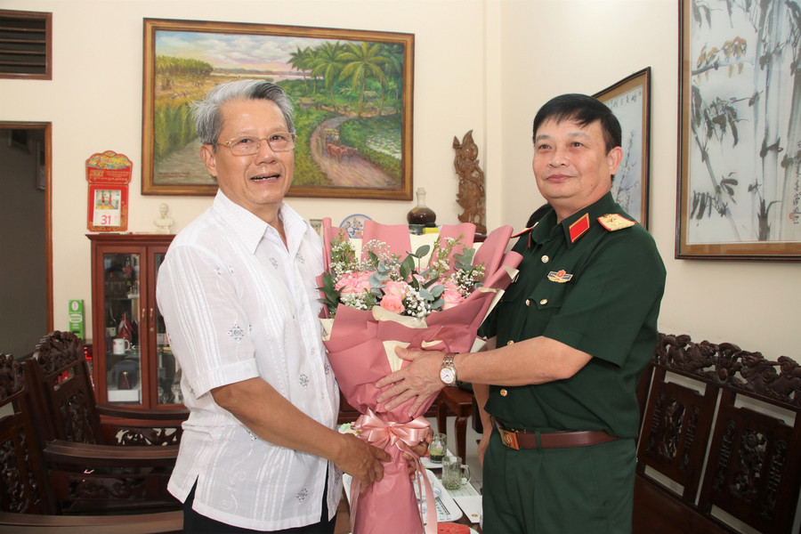 Thiếu tướng Nguyễn Văn Chương, nguyên Cục trưởng Cục Chính trị Quân khu 7, nhận hoa tri ân. Ảnh: NVCC van-hoc-lich-su-trong-giao-duc-hoc-sinh-4.jpg