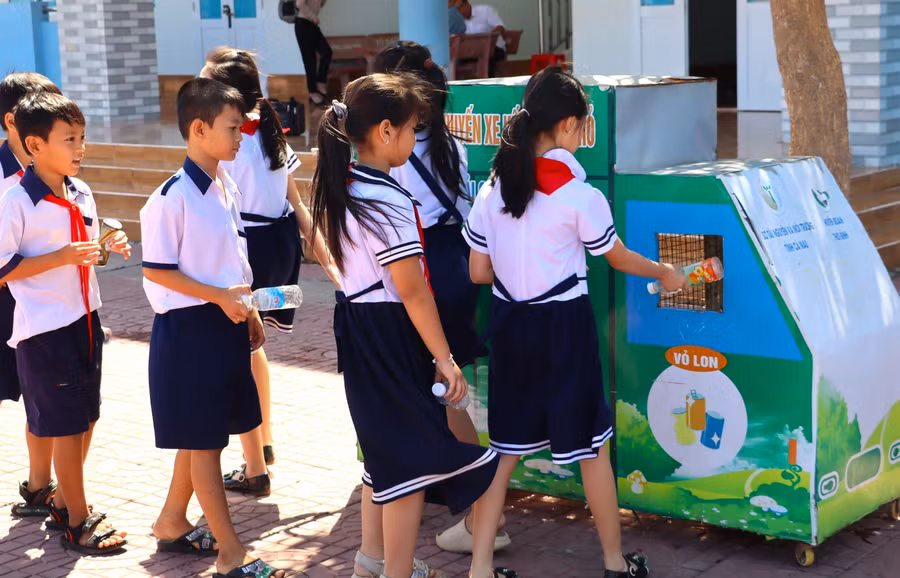 Học sinh Trường Tiểu học Biển Bạch Đông tập trung bỏ rác vào “Chuyến xe kế hoạch nhỏ”. Ảnh: Q.M