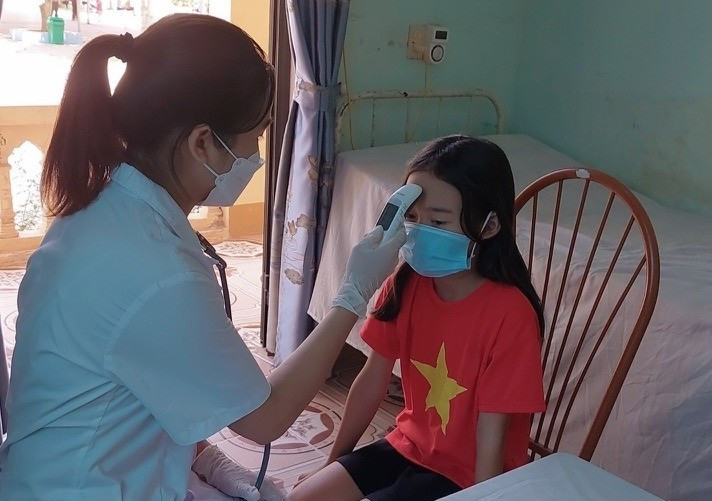 Chăm sóc sức khỏe ban đầu cho học sinh tại Trường Tiểu học Thị trấn Hạ Hòa (Phú Thọ). Ảnh: NTCC giai-phap-cai-thien-suc-khoe-tam-than-cua-hoc-sinh-sinh-vien-3.jpg