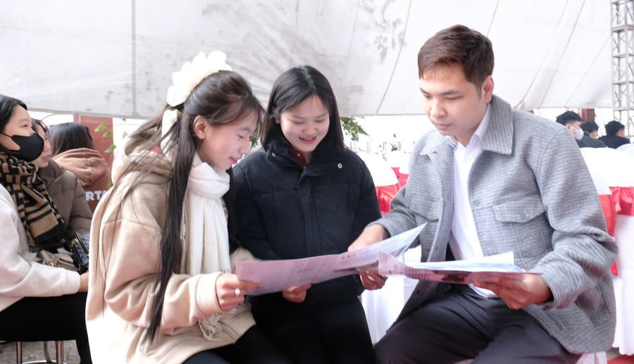 Lao động trẻ tìm kiếm cơ hội việc làm tại phiên giao dịch việc làm đầu xuân năm mới Ất Tỵ 2025. Ảnh: Đăng Chung