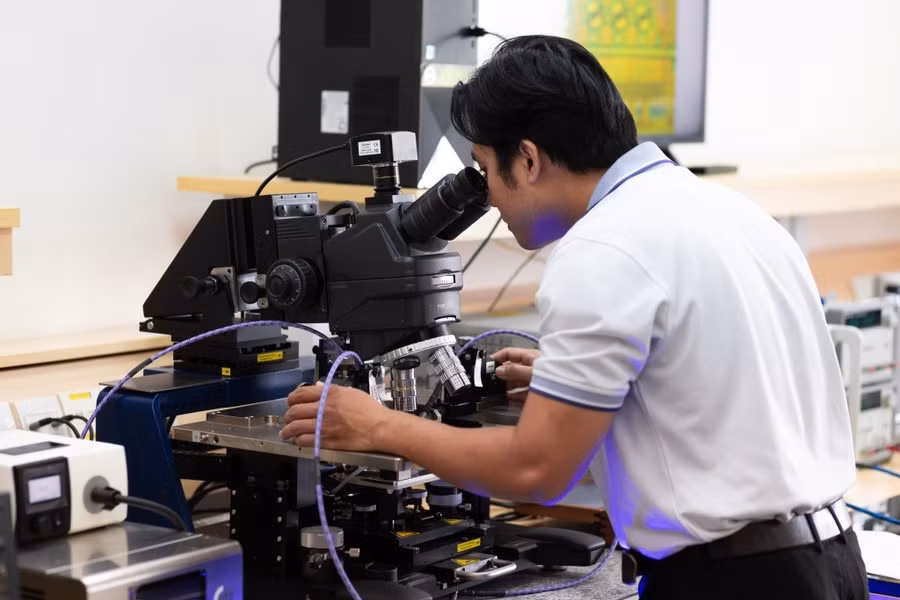 Phòng thí nghiệm Vi mạch và Hệ thống cao tần (RFICs Lab) phục vụ công tác đào tạo ngành Vi mạch bán dẫn tại Trường Đại học Bách khoa (Đại học Quốc gia TPHCM). Ảnh: HCMUT