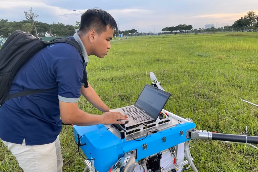 Dương Khắc Luân - sinh viên Trường Đại học Sư phạm Kỹ thuật TPHCM thiết lập điều khiển drone. Ảnh: Hà An
