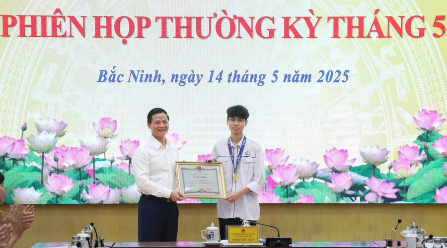 Chủ tịch UBND tỉnh Bắc Ninh Vương Quốc Tuấn trao Bằng khen cho Nguyễn Công Vinh. khat-vong-chinh-phuc-dinh-cao-tri-thuc-2.jpg