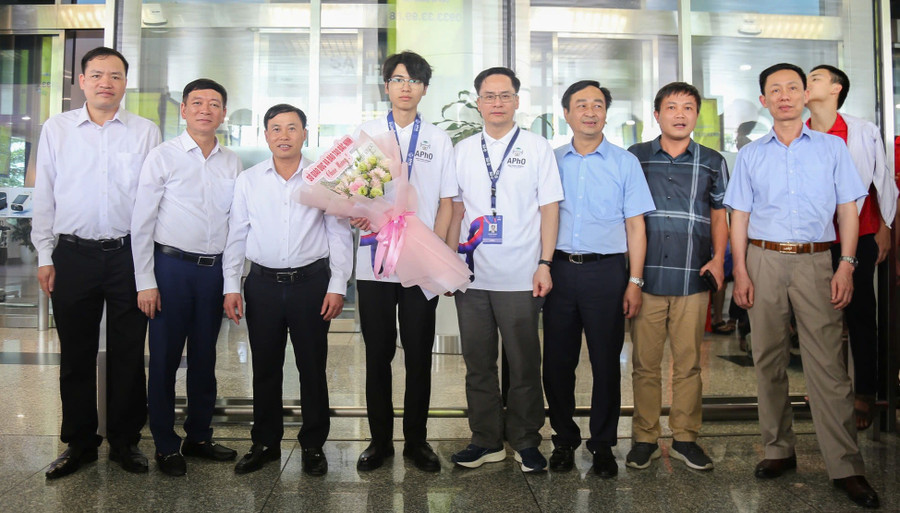Đại diện lãnh đạo Sở GD&ĐT Bắc Ninh cùng thầy cô chúc mừng Vinh với thành tích đạt Huy chương Vàng Olympic Vật lý châu Á. khat-vong-chinh-phuc-dinh-cao-tri-thuc-4.jpg