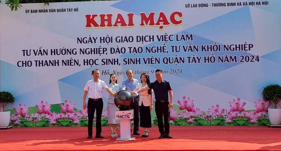 “Ngày hội giao dịch việc làm” tại quận Tây Hồ.