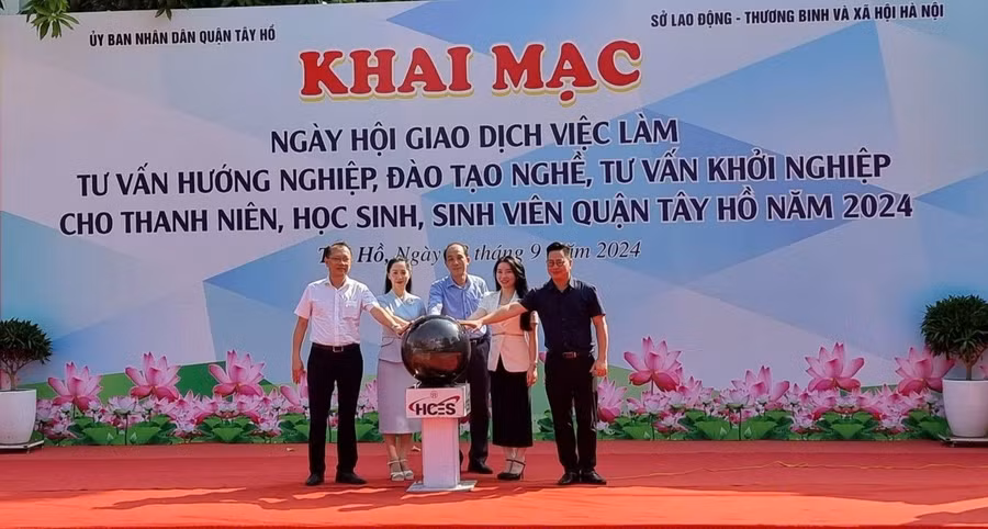 “Ngày hội giao dịch việc làm” tại quận Tây Hồ.