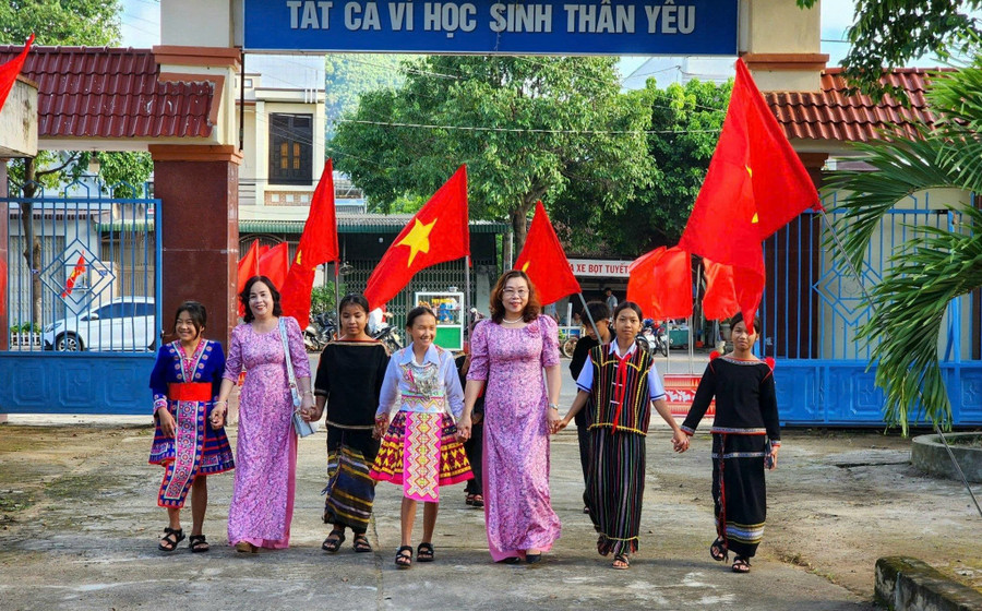 Học sinh miền núi Đắk Lắk đến trường trong vòng tay thầy cô. Ảnh tư liệu