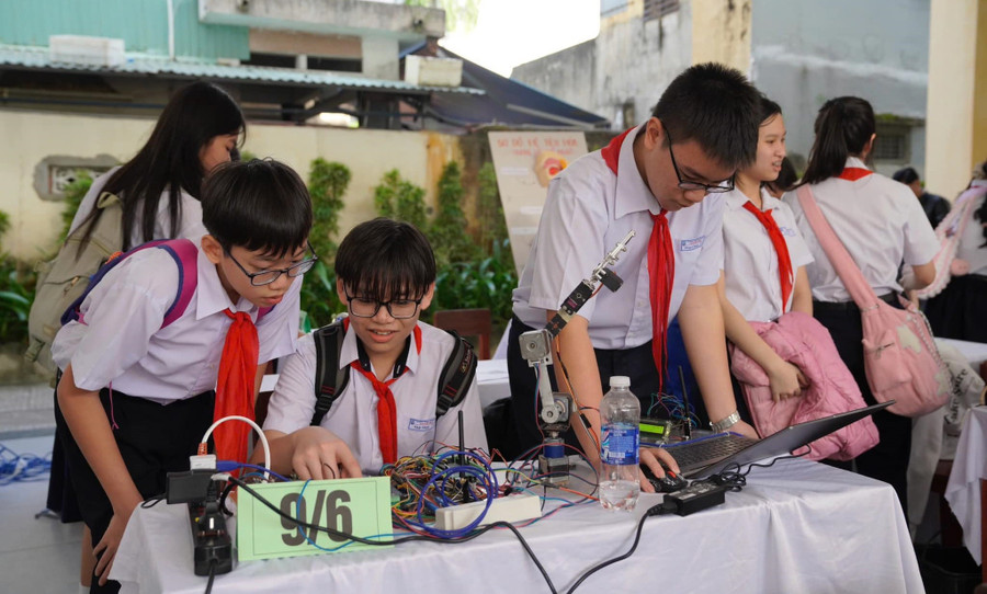Studenti střední školy Nguyen Hue (Da Nang) s aktivitami festivalu STEM. Foto: PV day-hoc-2-buoi-1.jpg