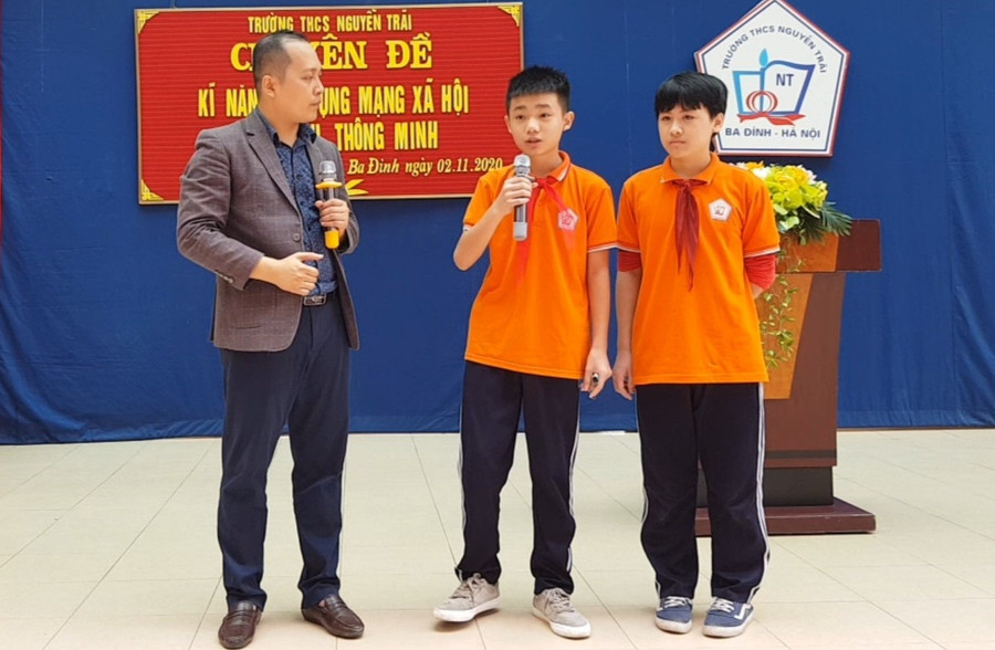 Học sinh Trường THCS Nguyễn Trãi (Ba Đình, Hà Nội) giao lưu với diễn giả Đỗ Thái Đăng về kỹ năng sử dụng mạng xã hội an toàn. Ảnh: Đình Tuệ 