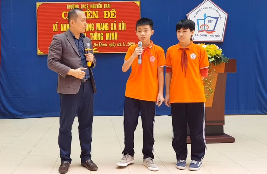 Học sinh Trường THCS Nguyễn Trãi (Ba Đình, Hà Nội) giao lưu với diễn giả Đỗ Thái Đăng về kỹ năng sử dụng mạng xã hội an toàn. Ảnh: Đình Tuệ 