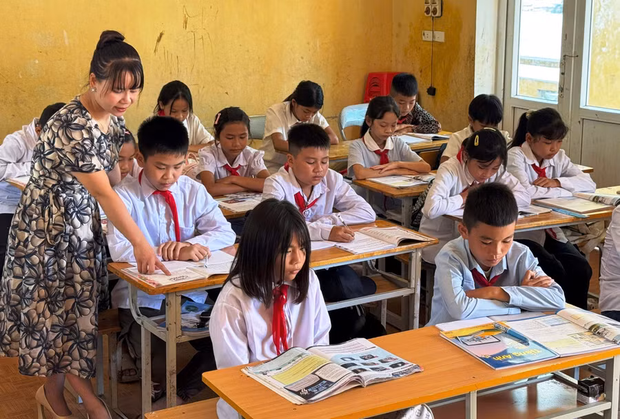 Cô Bùi Thị Giang Châu - Trường THCS Mường Chanh tận tình chỉ dạy học trò trên lớp.