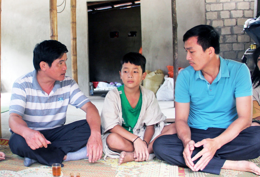 Thầy Lê Văn Thành - Trường THCS Mường Chanh (phải) đi thăm, động viên học trò có bố bị lũ cuốn tử vong. hai-trai-tim-mot-nhip-dap-gieo-chu-5.jpg