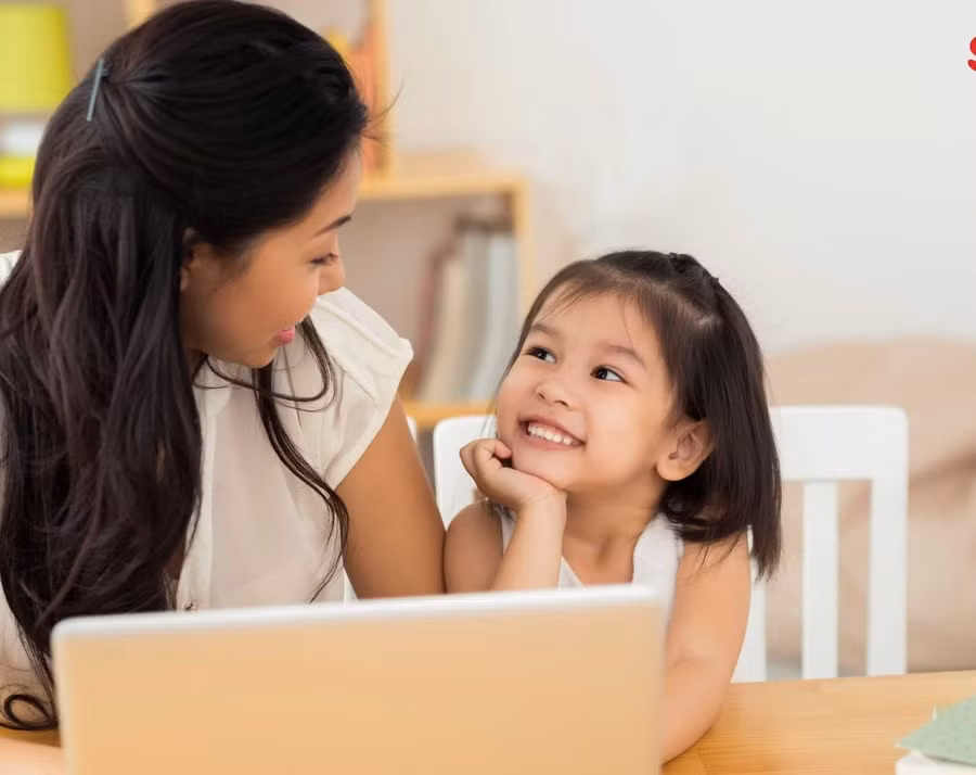 Cùng với việc giám sát, cha mẹ nên cung cấp cho trẻ những kiến thức cơ bản về không gian mạng. Ảnh: ITN.