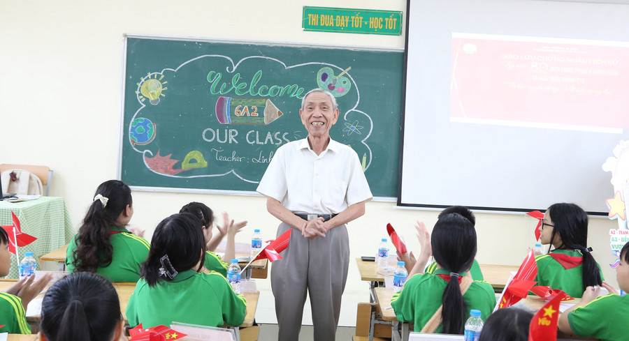 Nhà giáo Lê Đình Cương chia sẻ về dấu mốc lịch sử tiêu biểu trong 80 năm qua của đất nước với học sinh Trường THCS Nguyễn Tri Phương (Ba Đình, Hà Nội).