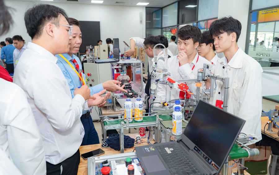 Đồ án tốt nghiệp của sinh viên được trưng bày tại Ngày hội Triển lãm công nghệ và Tuyển dụng khối ngành năm 2025 của Trường Đại học Công nghệ TPHCM. Ảnh: HUTECH 