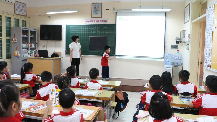 Mỗi lớp học tại Trường Tiểu học Trần Quốc Toản (Hoàn Kiếm, Hà Nội) đều được trang bị máy chiếu. Ảnh: Đình Tuệ thuc-day-chuyen-doi-so-vaon-quan-ly-giang-day-1.jpg