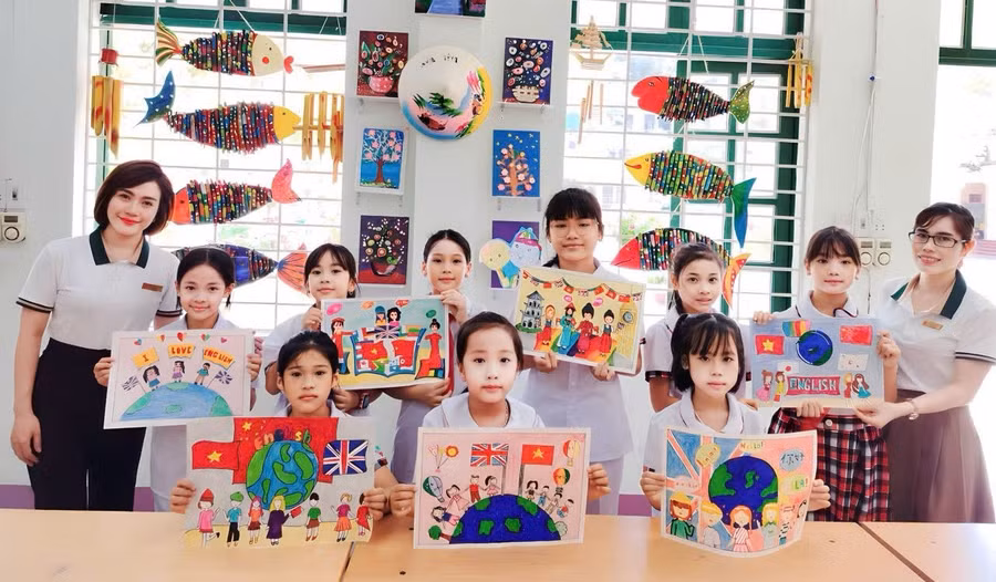 Cô, trò Trường Tiểu học Bắc Lệnh (Cam Đường, Lào Cai). Ảnh: NTCC