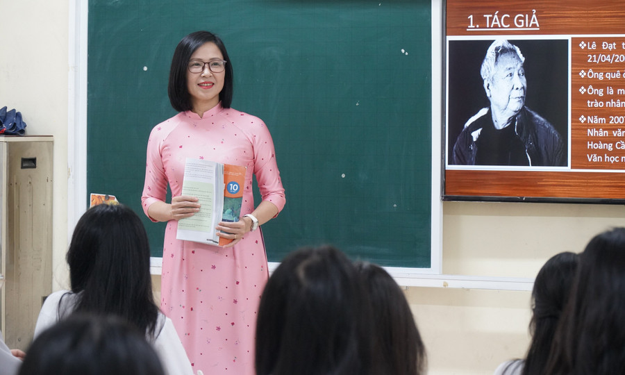 Cô Nguyễn Minh Hồng trong giờ lên lớp tại Trường THPT Huỳnh Thúc Kháng (Thành Vinh, Nghệ An).