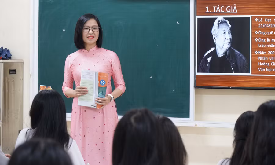 Cô Nguyễn Minh Hồng trong giờ lên lớp tại Trường THPT Huỳnh Thúc Kháng (Thành Vinh, Nghệ An).