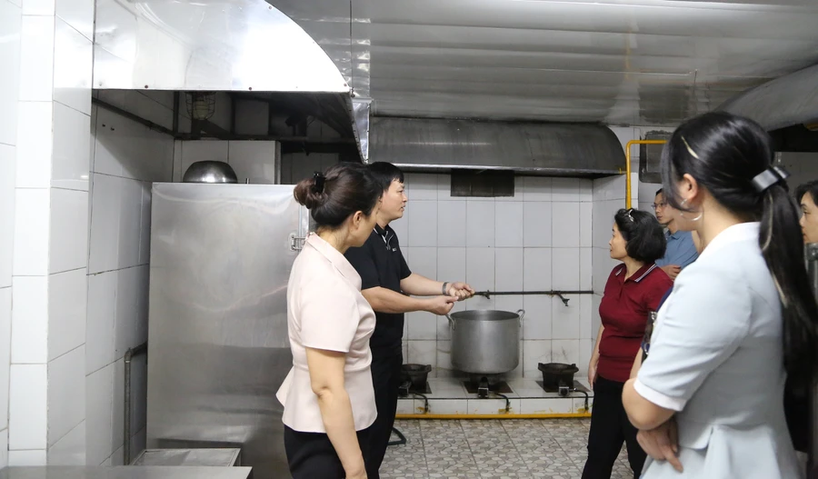 Đơn vị chức năng quận Ba Đình kiểm tra bếp nấu ăn trường học trên địa bàn quận.
