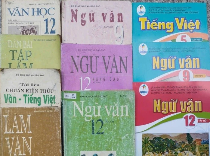 Sách giáo khoa Ngữ văn từ năm 1995 - 2024. Ảnh: Văn Lự