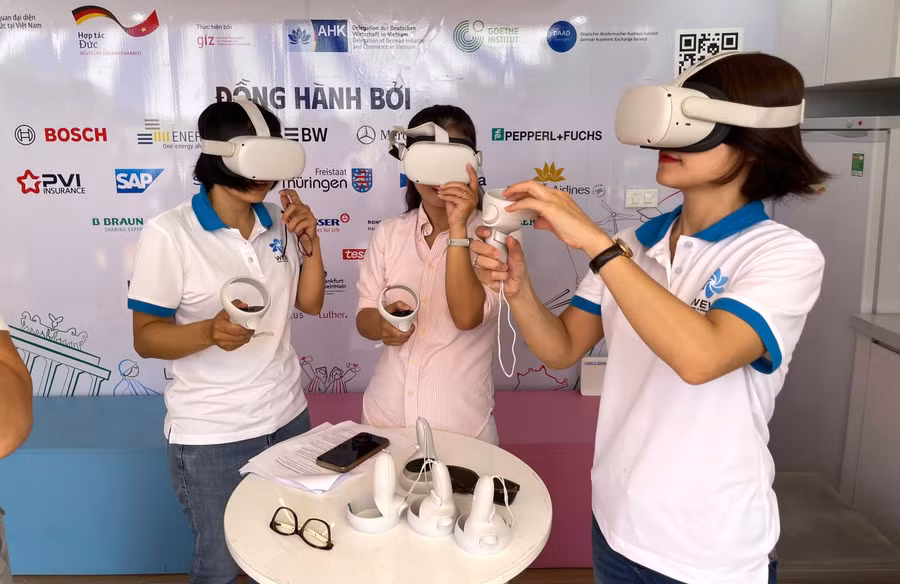 Giới trẻ tìm hiểu nước Đức với công nghệ thực tế ảo. Ảnh: Hà An