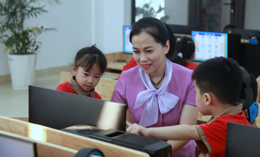 Học sinh Trường mầm non Trần Phú (Hoàng Mai, Hà Nội) trong giờ học với ứng dụng AI. Ảnh: Lan Anh