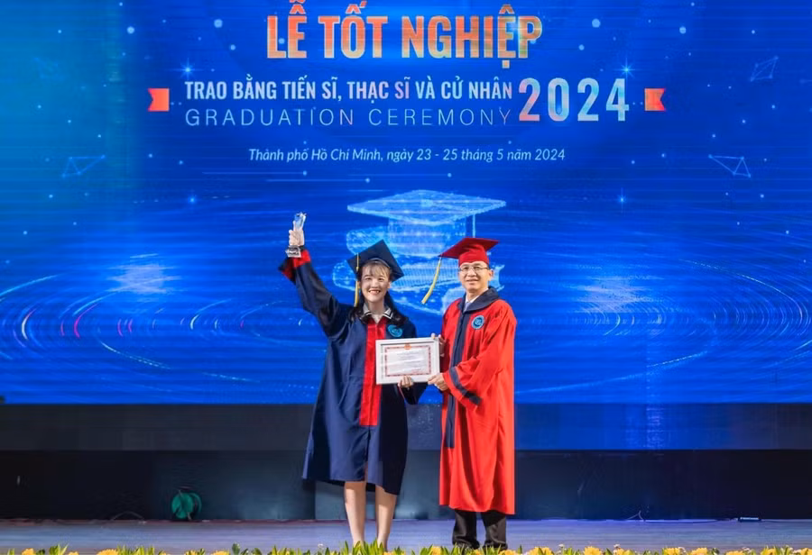 Nu thu khoa truong dai hoc kinh te luat4.jpg