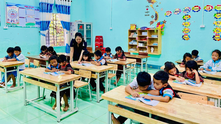 Giờ luyện đọc của học sinh lớp 2/1 Trường Phổ thông dân tộc bán trú Tiểu học & THCS Trà Nam. Ảnh: NTCC