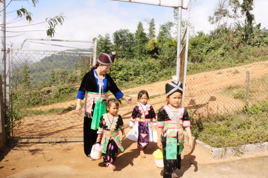 co giao nguyen gan bo voi ban mong (3).jpg