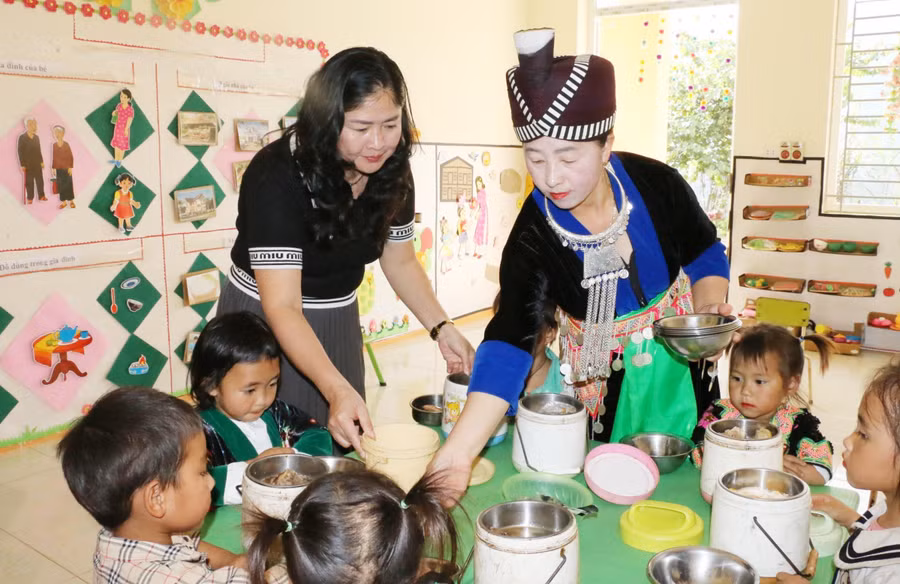 co giao nguyen gan bo voi ban mong (5).jpg