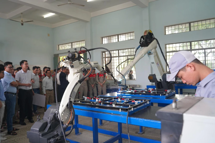 Robot hàn do Công ty Cổ phần Tập đoàn Trường Hải tài trợ cho phòng thí nghiệm hàn, Trường ĐH Bách khoa, ĐH Đà Nẵng. Ảnh: PV