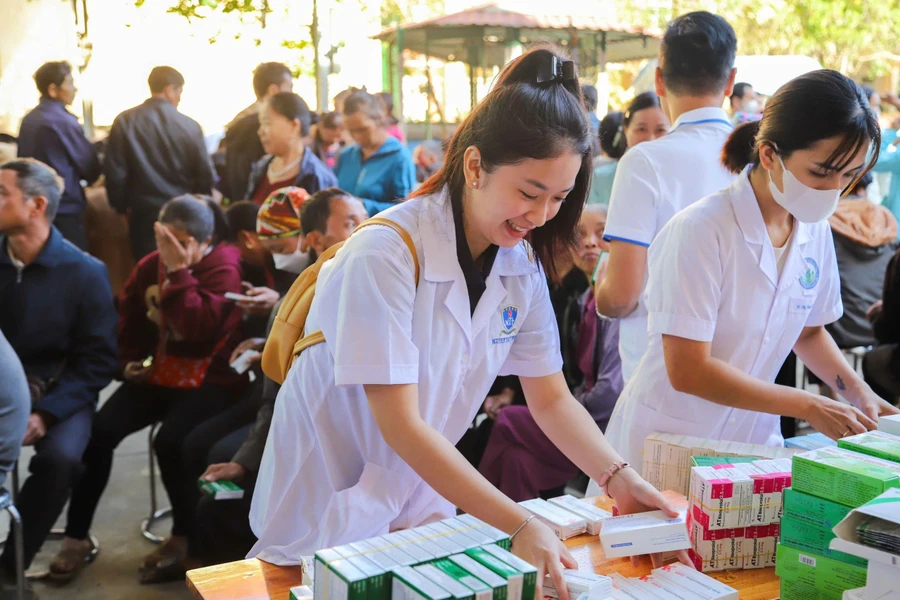 Tống Thanh Thảo trong đội hình Trường Đại học Nguyễn Tất Thành và Bệnh viện Thủ Đức (TPHCM) tham gia khám chữa bệnh cho đồng bào bị ảnh hưởng bởi cơn bão Yagi tại Yên Bái. Ảnh: NTTU