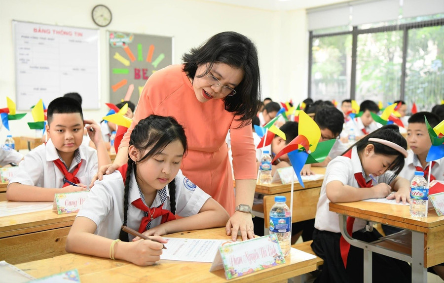 Cô trò Trường THCS Khương Đình, Hà Nội. Ảnh minh họa: INT