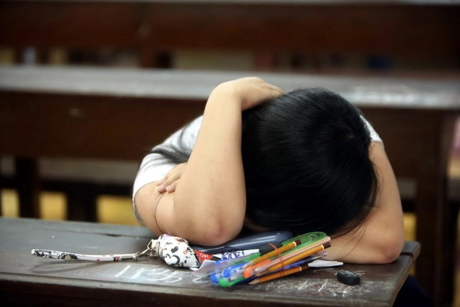 Phụ huynh không nên tạo áp lực, bắt trẻ học và thi chứng chỉ quá sớm. Ảnh minh họa: INT. dung-de-hoc-ngoai-ngu-tro-thanh-ganh-nang-3.jpg