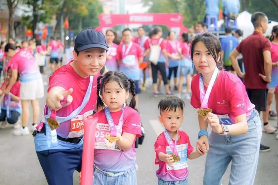 Gia đình anh Nguyễn Hải Đăng nuôi dạy cả 2 con theo phương pháp “mỗi người một ngôn ngữ”. Ảnh: NVCC.