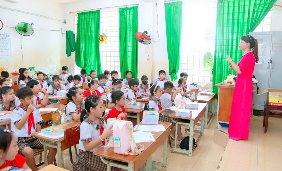 Cô giáo Bùi Thị Cành - Trường Tiểu học Tân Phú (Bình Phước, Đồng Nai) luôn đẩy mạnh ứng dụng công nghệ thông tin trong dạy học. Ảnh: NVCC niem-vui-trong-ky-nguyen-moi-4.jpg