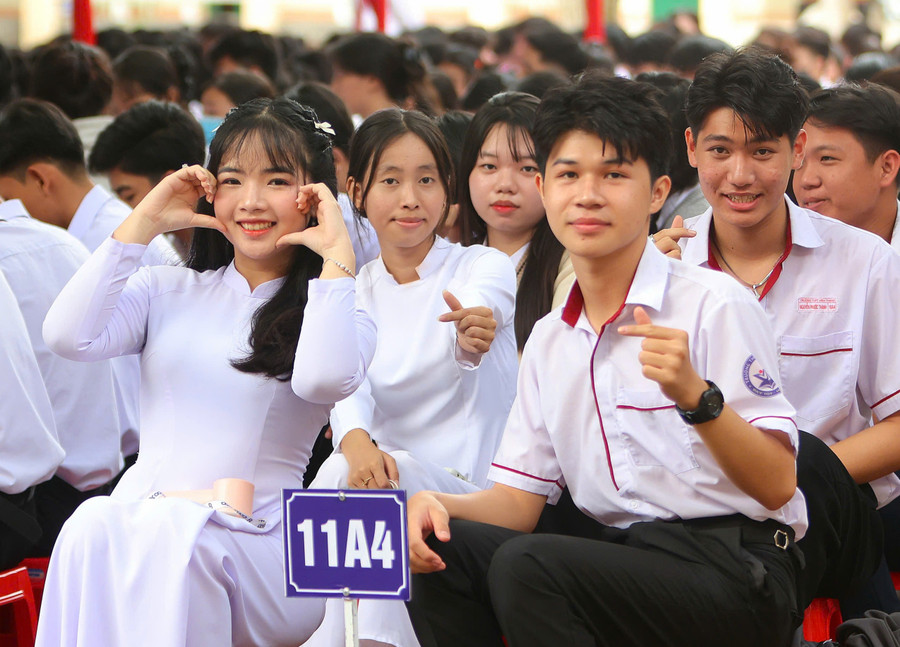 Học sinh TP Cần Thơ hân hoan trong ngày khai giảng. Ảnh: Q. Ngữ