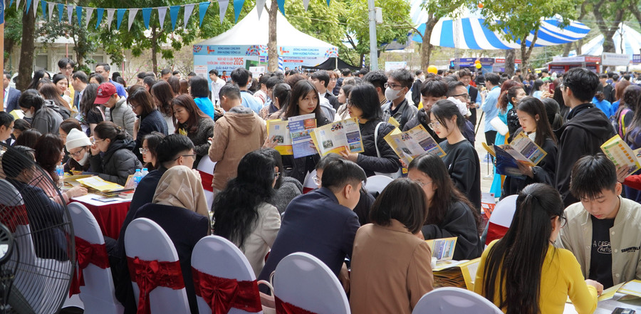 Tại Ngày hội tư vấn tuyển sinh, hướng nghiệp năm 2025, thí sinh tìm hiểu các ngành đào tạo của Học viện Tài chính. Ảnh: TG