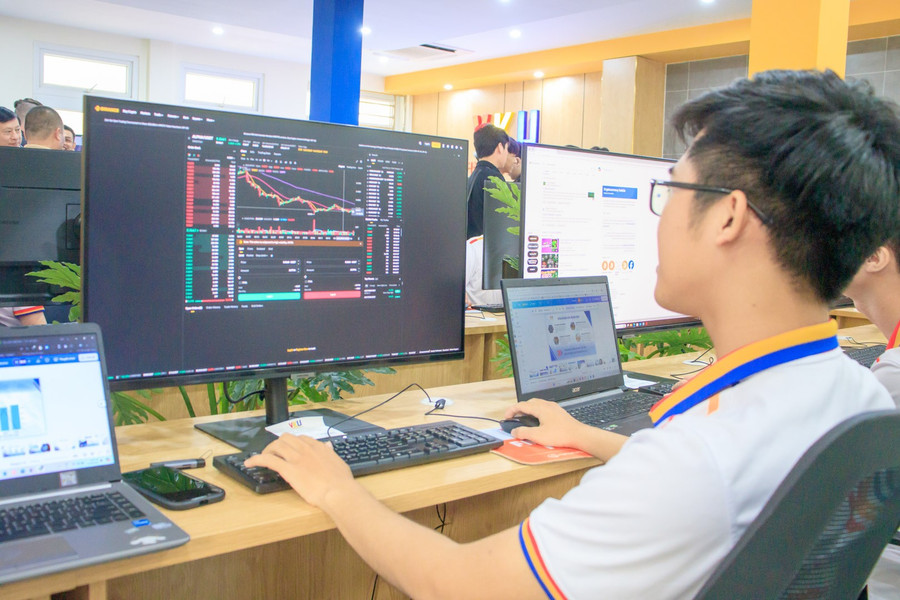 Sinh viên học tập tại VKU Fintech Hub, Trường Đại học Công nghệ Thông tin và Truyền thông Việt - Hàn (VKU), Đại học Đà Nẵng. Ảnh: VKU