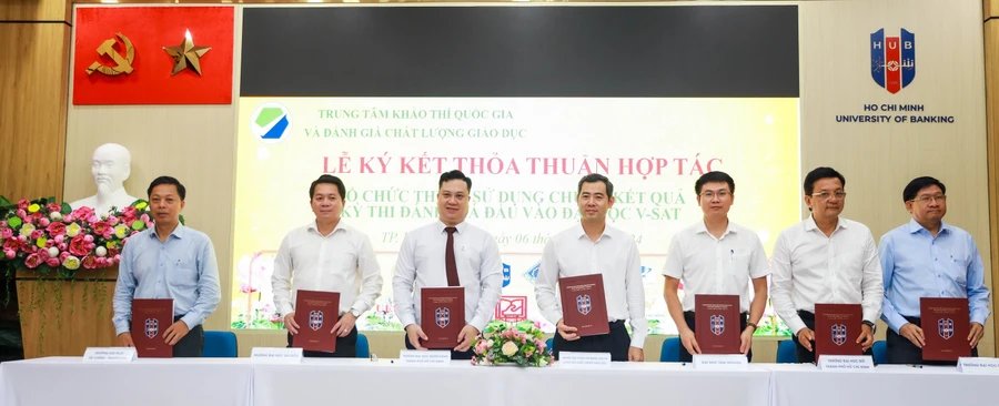 Đại diện các trường đại học tham gia ký kết thỏa thuận hợp tác tổ chức thi và sử dụng chung kết quả kỳ thi V-SAT. Ảnh: HUB